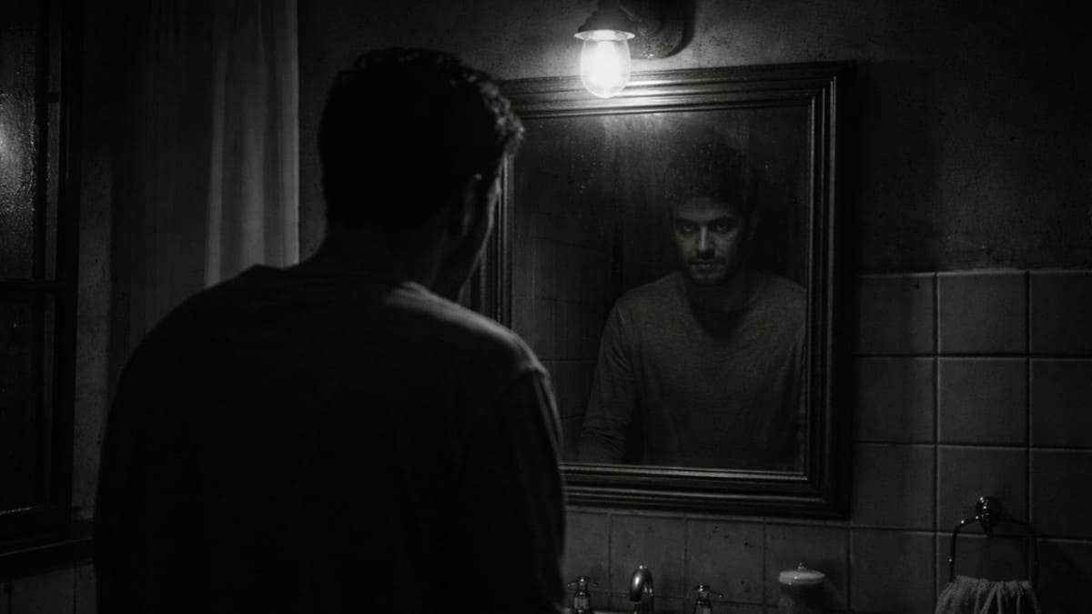 El visitante detrás del reflejo: microcuento sobre aquello que observa desde el otro lado