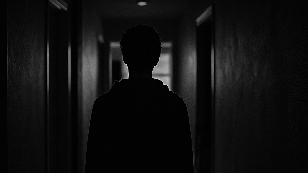 Por qué sentimos que alguien nos observa cuando estamos solos: la mente, la percepción y el origen de esta sensación