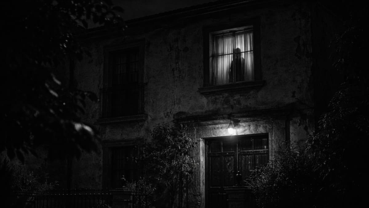 Sombras en la ventana del segundo piso: un cuento sobre lo que te mira desde arriba