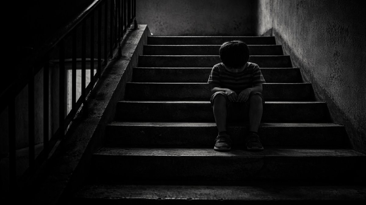 El niño que vi sentado en la escalera y que nadie más parecía notar