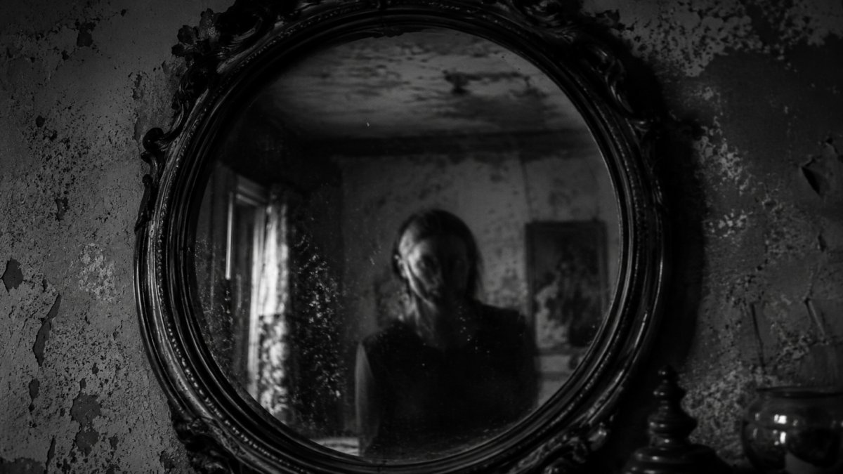 El reflejo inquietante que se mueve antes que tú: una experiencia aterradora
