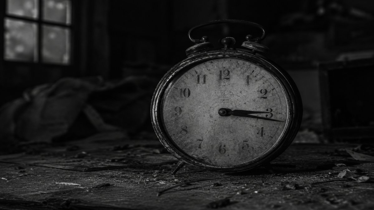 ¿Qué sucede cuando un reloj se detiene justo a las 3:17 de la madrugada?