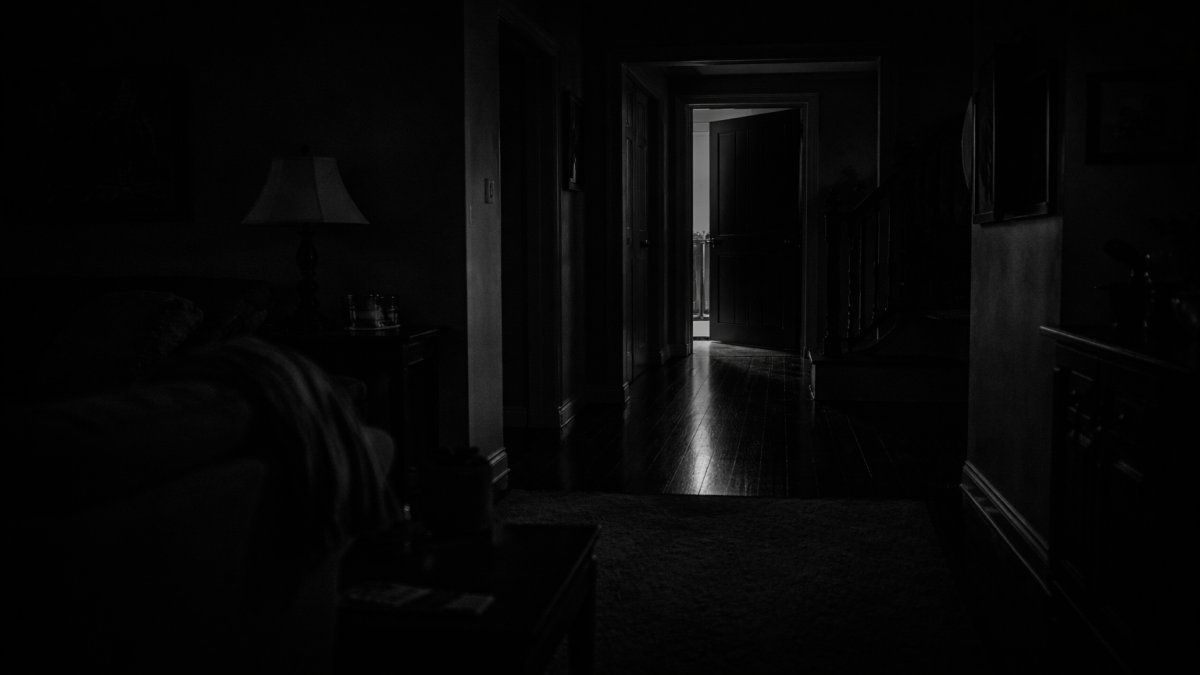 La casa donde alguien vive contigo sin que lo veas y solo se revela en silencio