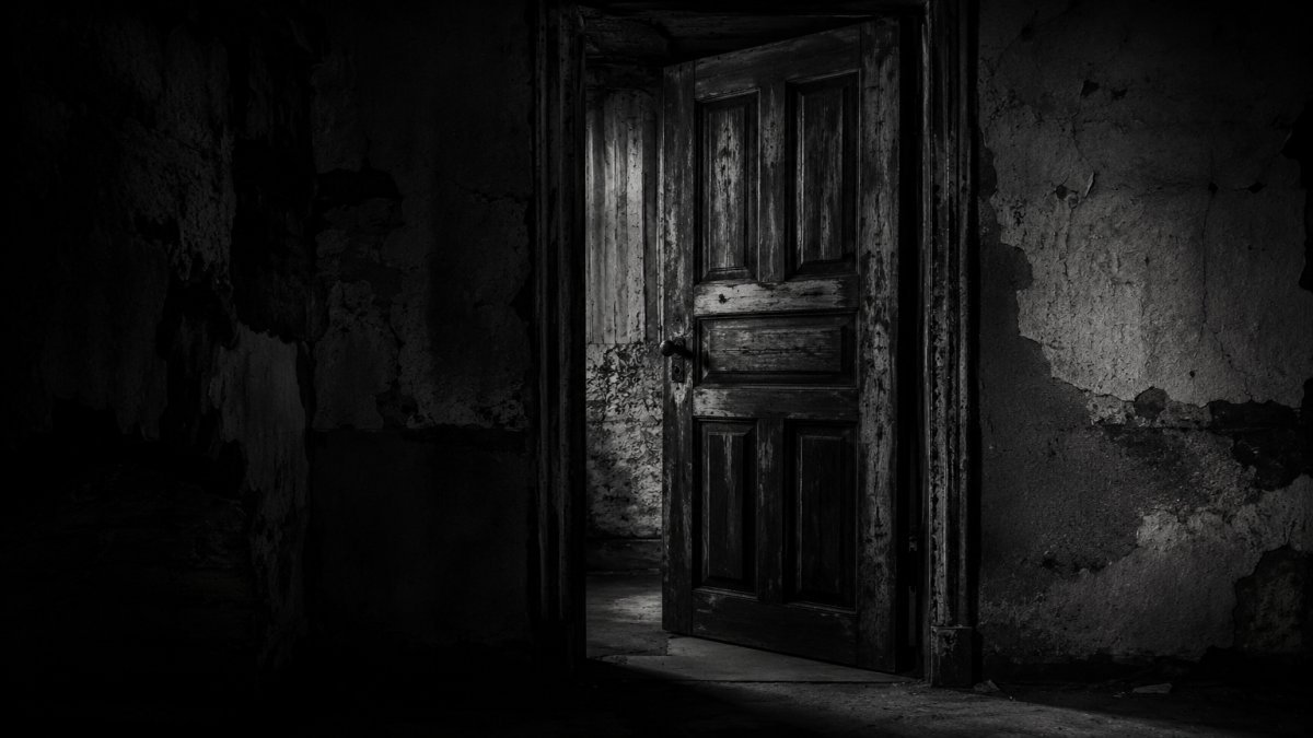La inquietante experiencia de una puerta que se cierra sola en la oscuridad