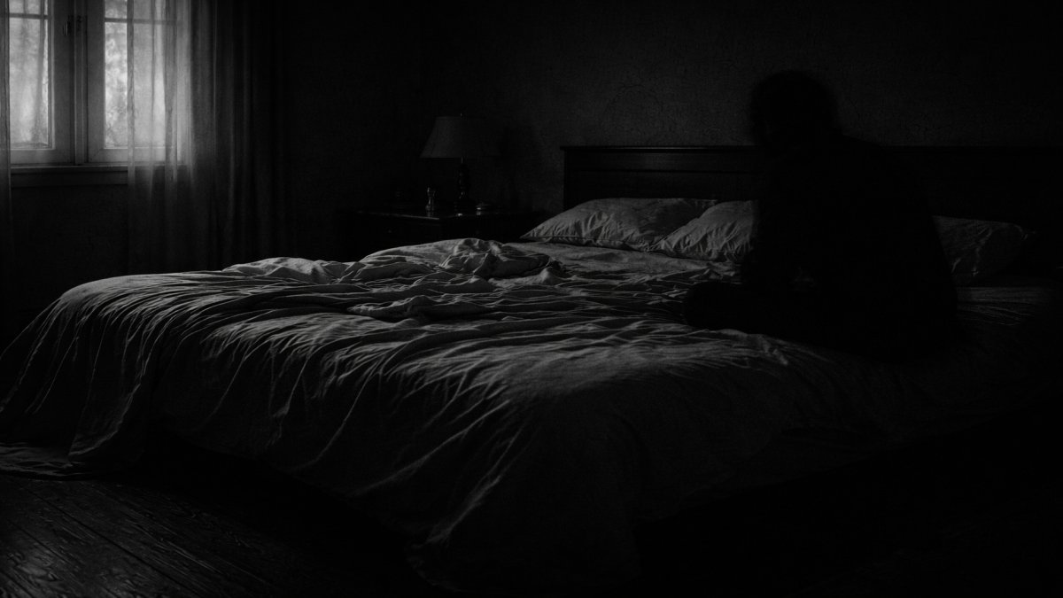 Esa noche sentí cómo una sombra se sentó en mi cama y el silencio cambió por completo