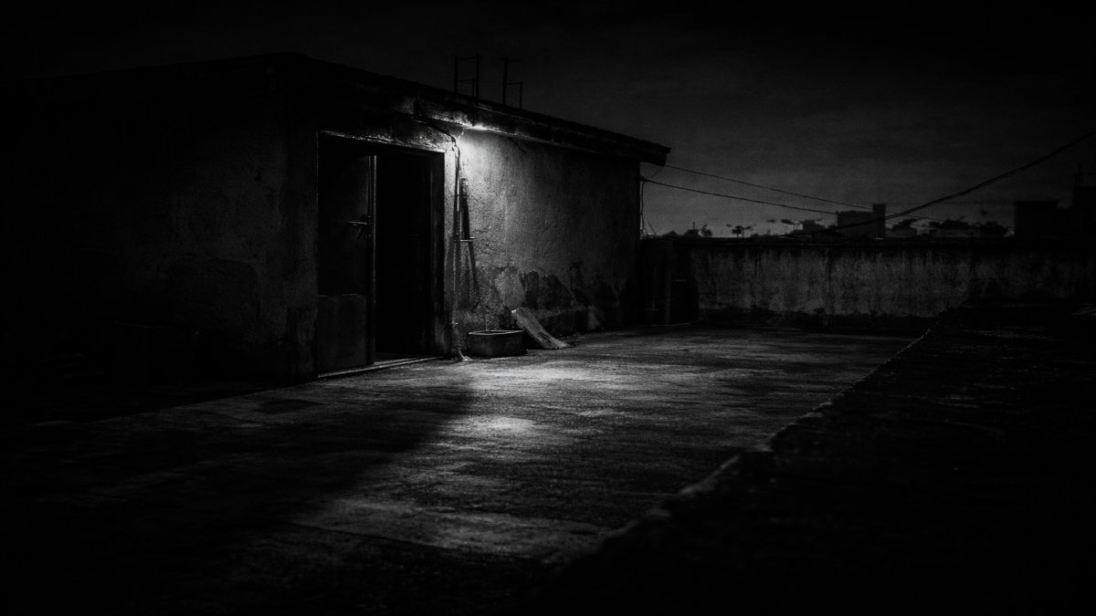 Escuché pasos en la azotea… y nadie más parecía oírlos por la noche