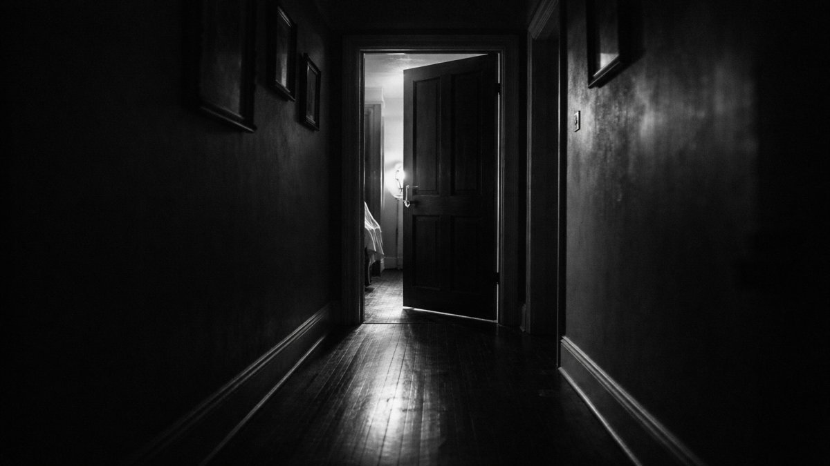 Esos pasos que escuchas cuando estás solo y nadie más debería estar ahí