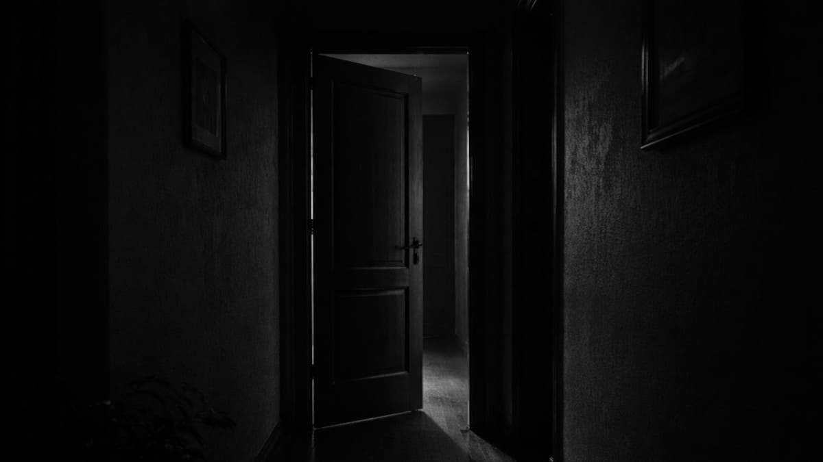 Cuando la puerta se abrió sola: microcuento sobre aquello que no espera permiso