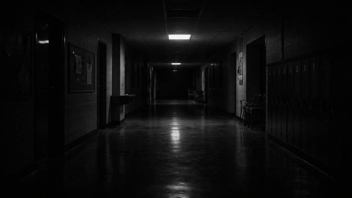 El vigilante que escuchaba niños jugar en una escuela vacía cada noche sin explicación