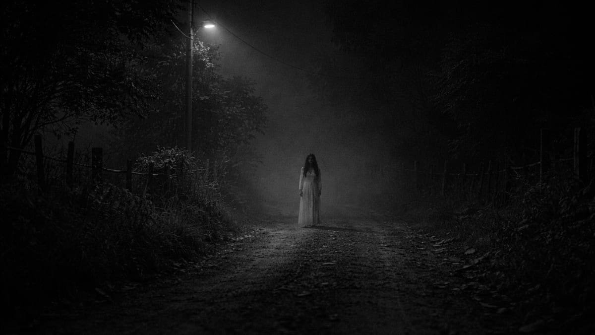 El mito de la mujer que se aparecía en los caminos rurales: la figura que nadie quería encontrar de noche