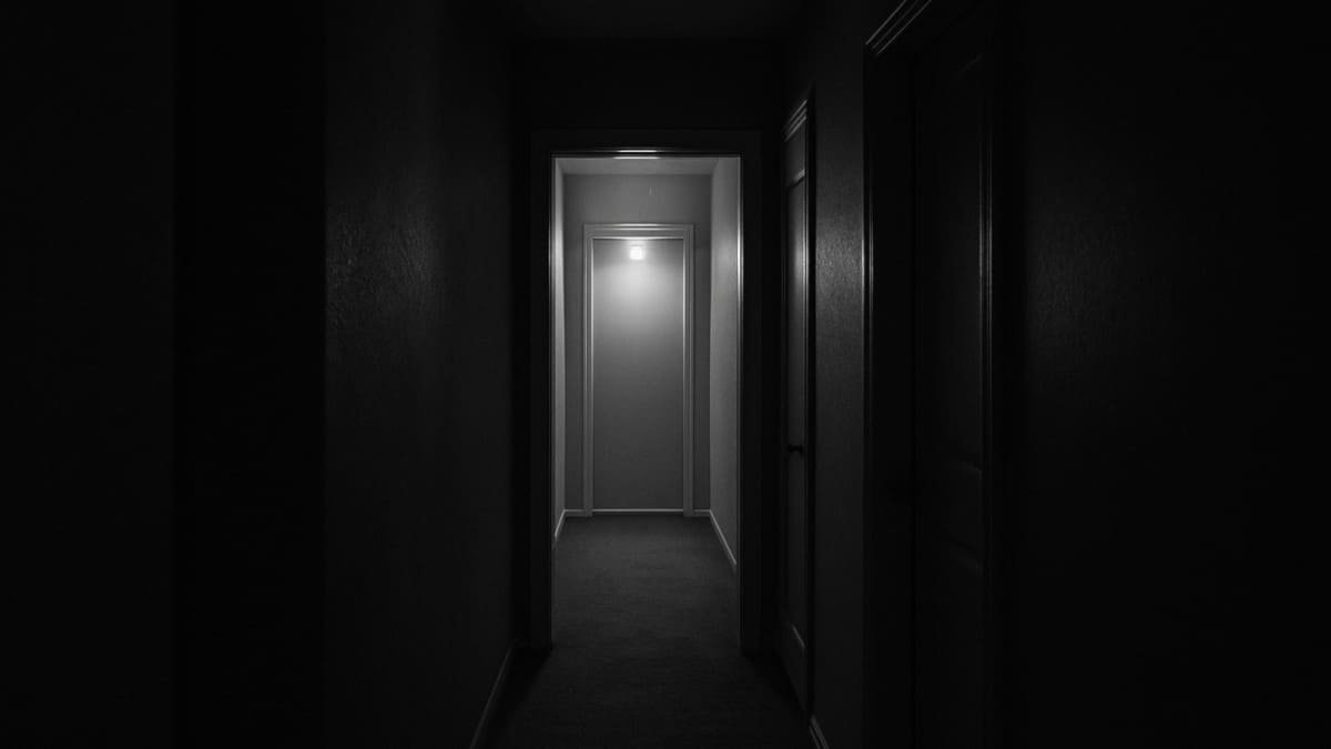 El pasillo que se encendía solo: microcuento sobre la luz que no necesitaba testigos